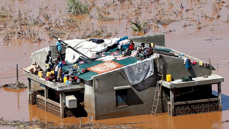 Une famille trouve refuge sur le toit de sa maison après le passage du cyclone Idai, au Mozambique, dans la région de Beira, le 21 mars 2019. 