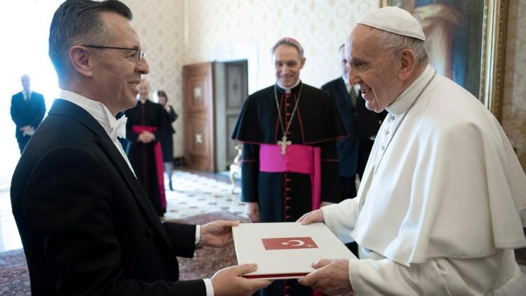 Папа Франциск и новия турски посланик Лютфула Гьокташ