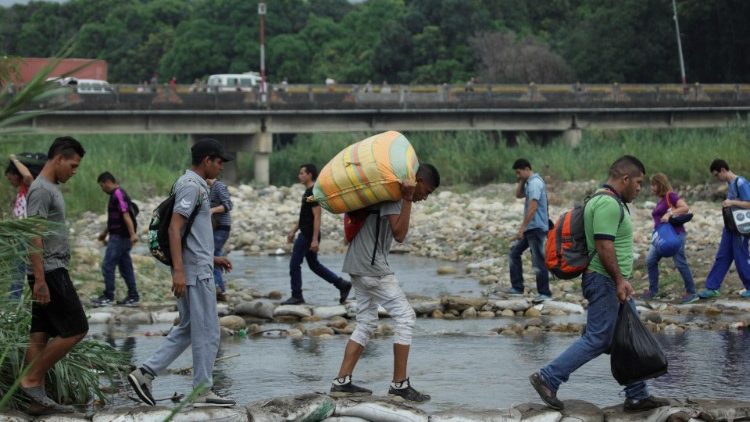 Menschen beim kolumbianischen Fluss Tachira