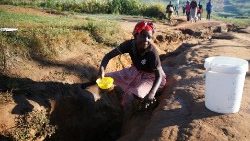 women-fetch-water-from-a-stream-after-cyclone-1553498330152.JPG