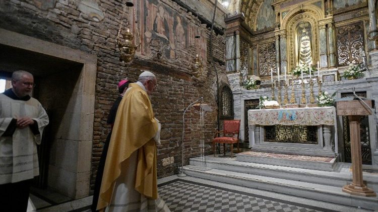 Папа Франциск по време на визитата си в светилището на Дева Мария от Лорето