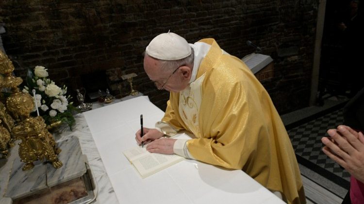 주교 시노드 후속 교황 권고에 서명하는 프란치스코 교황