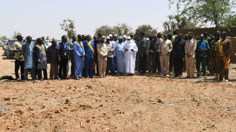 Tổng thống Mali, ông Ibrahim Boubacar Keita và các quan chức đứng tại nơi diễn ra vụ thảm sát ở Ogossagou