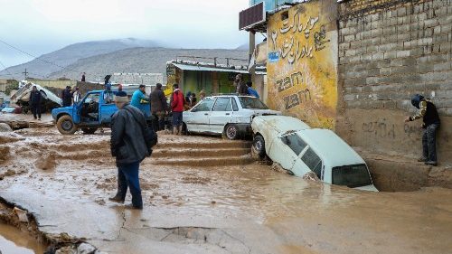 Papst trauert um Opfer der Überschwemmungen im Iran
