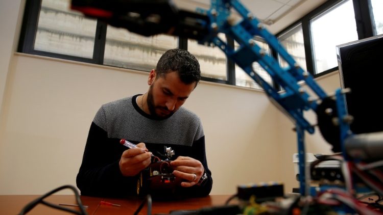 Uno dei ricercatori impegnati nel progetto di robotica promosso dal Department of Artificial Intelligence all'Università di Malta (REUTERS)