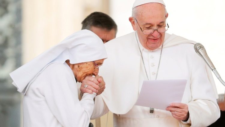 Папа і сястра Марыя Канчэта Эсу