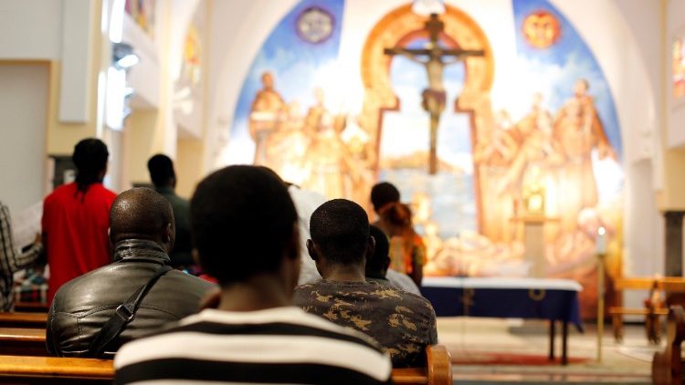 Migrante africano cristão reza em igreja de Rabat