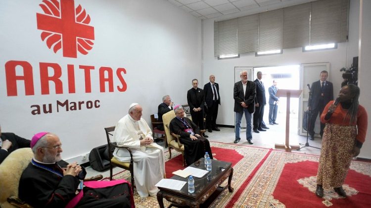 Папата за време на средбата со мигрантите во бискупскиот Каритас во Рабат (Мароко) 30 март 2019