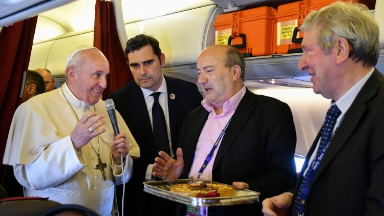 Papež je med letom tudi voščil novinarjema, ki sta praznovala rojstni dan