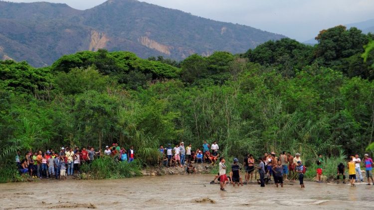 Persone che attraversano il fiume Tachira sul confine colombiano-venezuelano, visto da Cùcuta