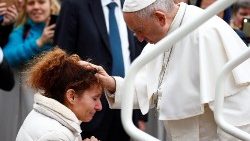 pope-francis-blesses-a-woman-during-the-weekl-1554284962755.JPG