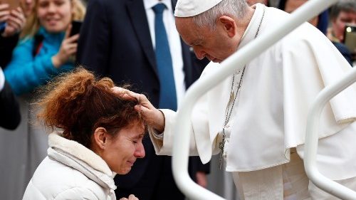 pope-francis-blesses-a-woman-during-the-weekl-1554284962755.JPG