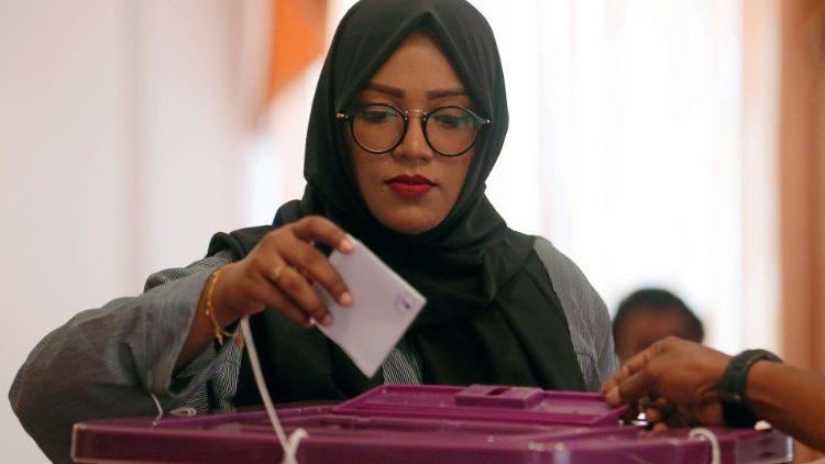 Une ressortissante des Maldives résidant au Sri Lanka vote  ce samedi 6 avril pour les élections législatives 