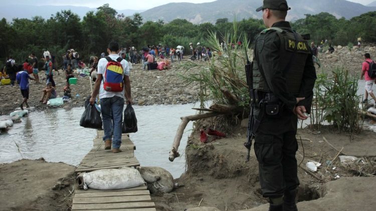 Migrantes en la frontera entre Venezuela y Colombia