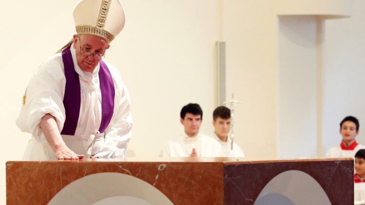 Archivbild: Der Papst am Altar