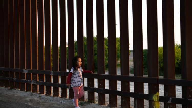 Ein junges Kind an der US-mexikanischen Grenze