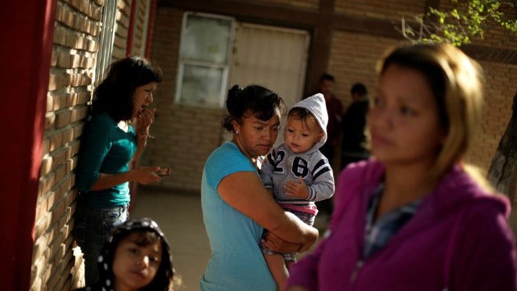 Madri honduregne in attesa di entrare negli Usa