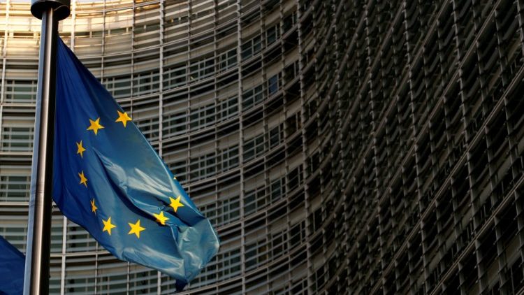 Un drapeau européen devant la Commission européenne à Bruxelles