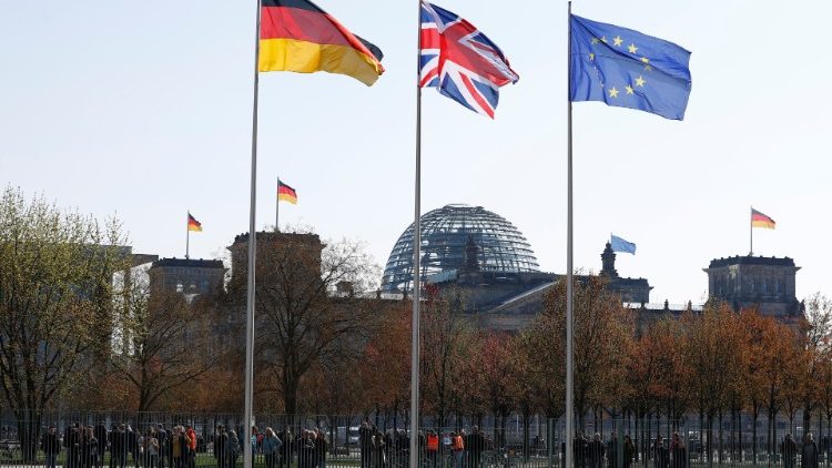 Fahnen vor dem Parlamentsgeb?ude in Berlin