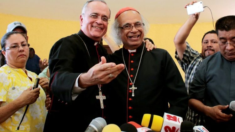 Mons. Silvio Báez y el cardenal Leopoldo Brenes