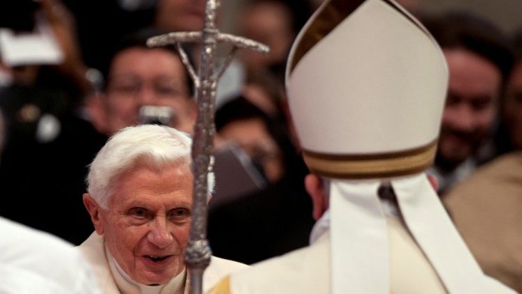 Archivbild: Benedikt XVI. und Papst Franziskus