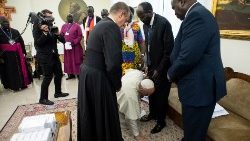 pope-francis-kneels-to-kiss-feet-of-the-presi-1555002854181.JPG