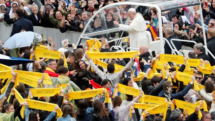 pope-francis-greets-faithful-as-he-leaves-aft-1555236563601.JPG
