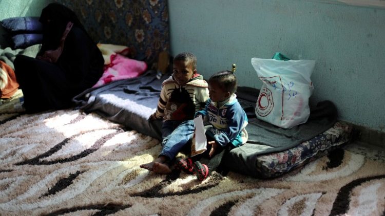 Bambini sfollati in una scuola di Tripoli