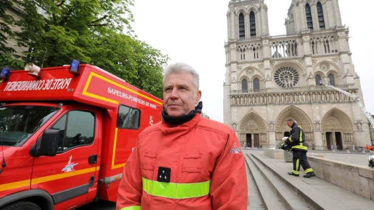 Ugunsdzēsēju brigādes vadītājs Žans Klods Gale Parīzes Dievmātes katedrāles priekšā