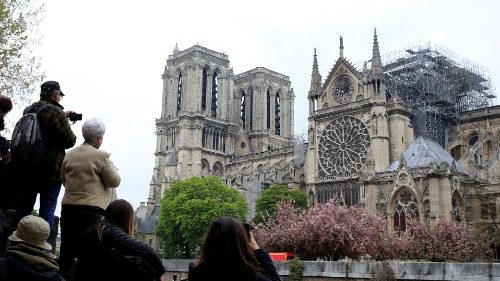 Papa ao arcebispo de Paris: Notre Dame volte a ser sinal de fé