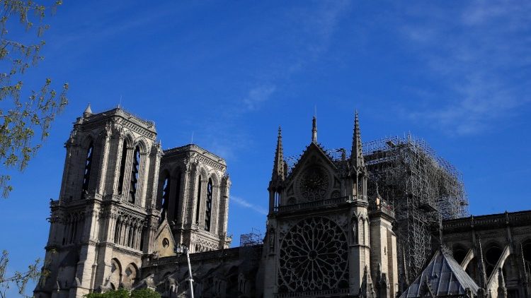 Pohled na katedrálu Notre-Dame po požáru