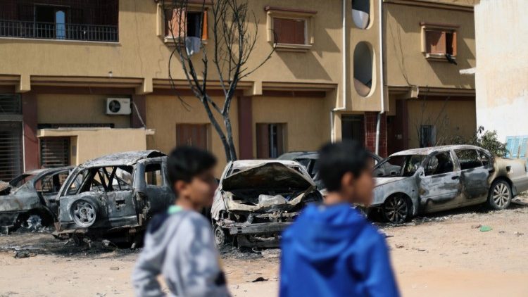 Due ragazzi tra le strade bombardate di Tripoli