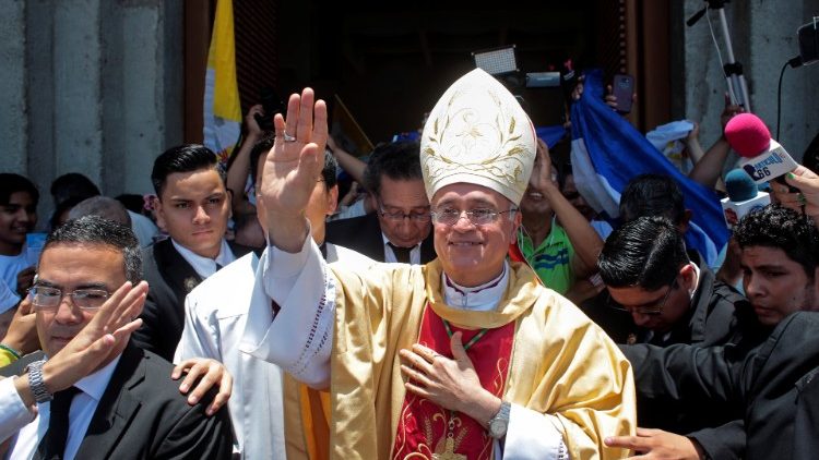 Епископ Силиво Баез пред катедралата в Манагуа на Възкресение Христово