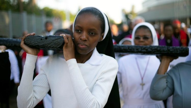 Các nữ tu vác Thánh giá ở Durban, Nam Phi
