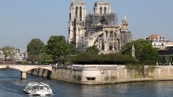 a-water-bus-on-the-river-seine-passes-notre-d-1555750739868.JPG
