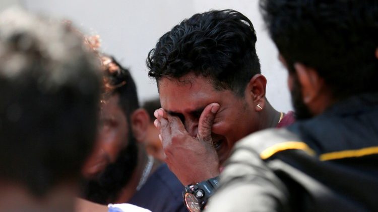 La détresse d'un proche d'une victime décédée dans l'attentat ayant frappé l'église Saint-Antoine de Colombo, capitale du Sri Lanka, dimanche de Pâques, 21 avril 2019. 