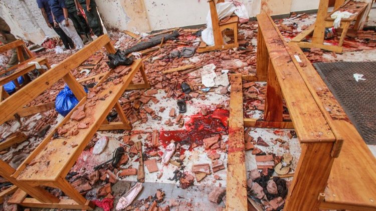 Шри Ланка, по терористичкиот напад уништена црква и крв по подот