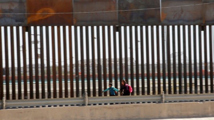 Migrantes correm em El Paso, depois de atravessar ilegalmente a fronteira com o Estados Unidos   