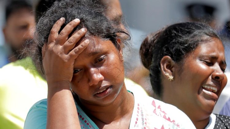 Близки на жертвите от атаките в Шри Ланка през април