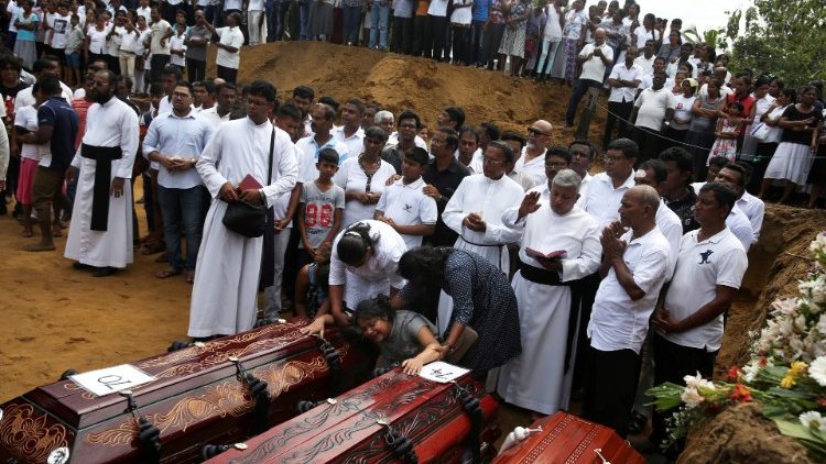 Teroro akto aukų laidotuvės Negombo mieste, Šri Lankoje