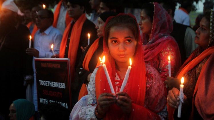 Une veillée organisée à Lahore, au Pakistan, en solidarité avec les victimes des attentats au Sri Lanka.