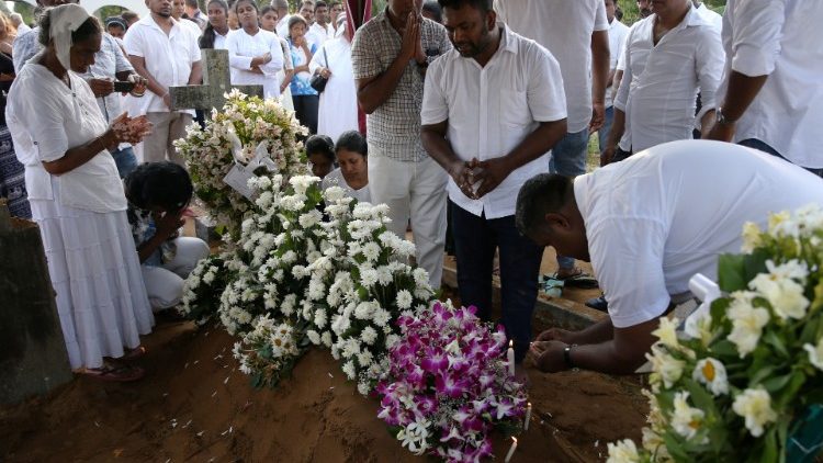 Srí Lankán temetik a terrortámadás áldozatait