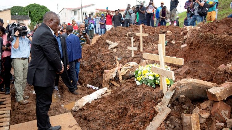 Президент ЮАР чтит память погибших от наводнений
