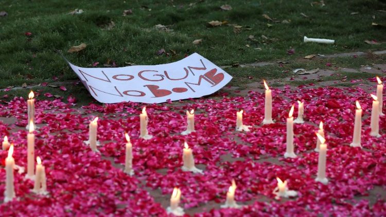 Latice cvijeća i svijeće u prigodi molitvenoga bdijenja u spomen na žrtve napada u Šri Lanki; Islamabad, Pakistan, 24. travnja 2019.