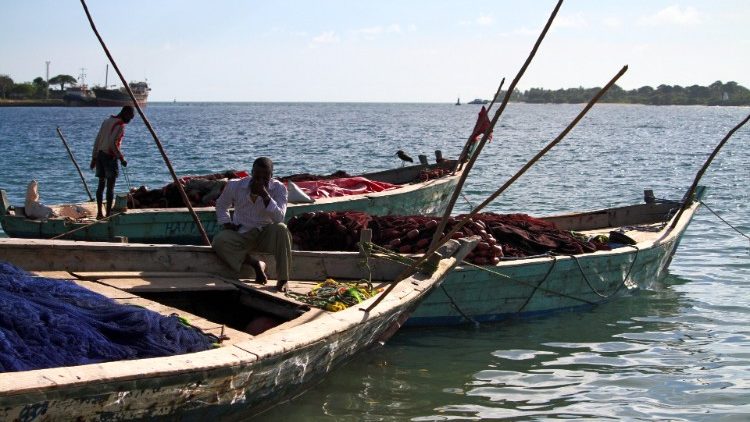 坦桑尼亚渔民在准备出海打鱼