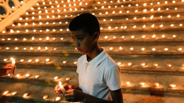 Bön efter attacken på påskdagen i St. Anthony's shrine i Sri Lanka