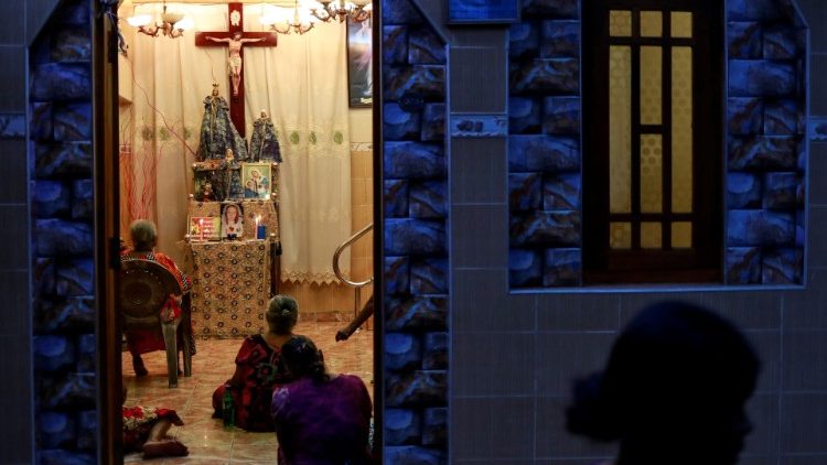 Fiéis cingaleses rezam em uma casa, próxima à Igreja de Santo Antônio