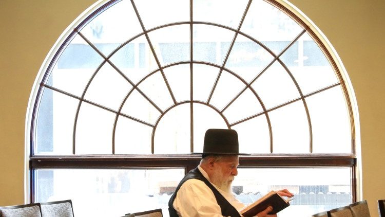 מתפלל בבית הכנסת של חב"ד בו אירע הפיגוע