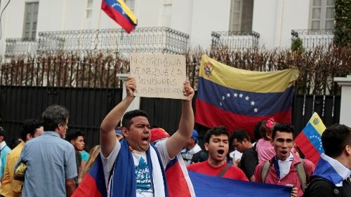 Venezuela, nuovi scontri in tutto il Paese. Guaidò: non è un golpe ma una protesta pacifica