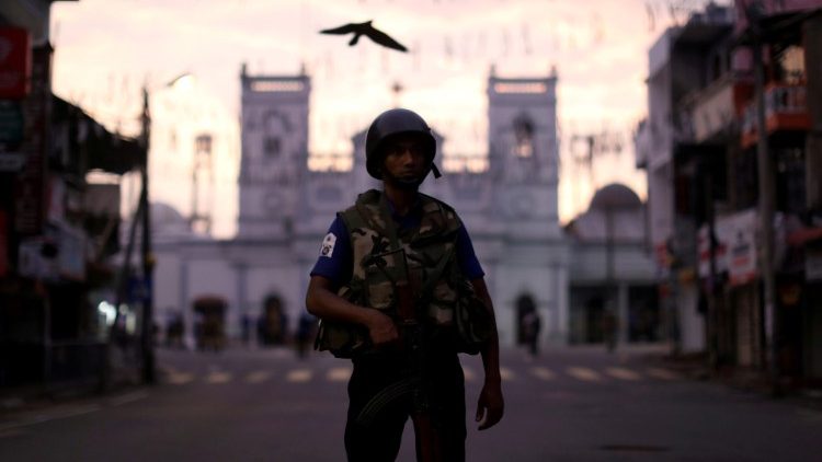 Un soldato davanti la chiesa di St. Anthony a Colombo, colpita dagli attacchi del 21 aprile